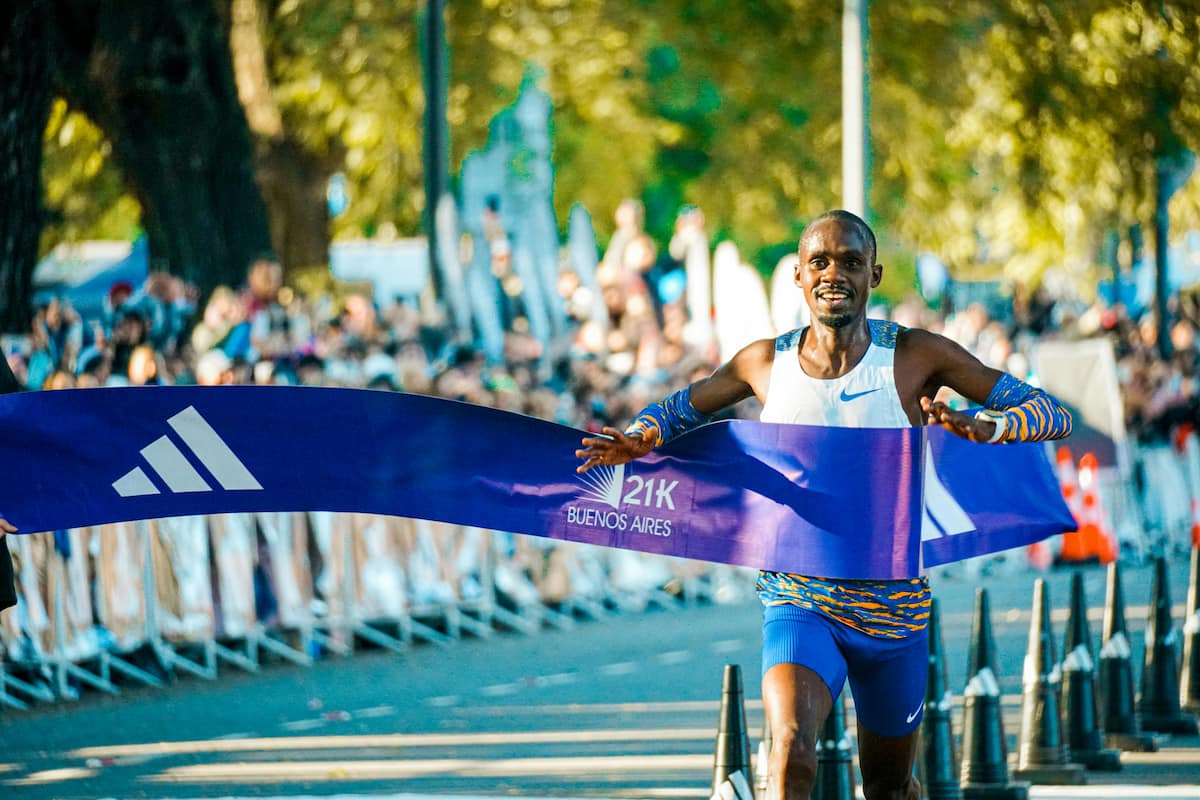 Corredor celebrando después de una marathon internacional en Buenos Aires