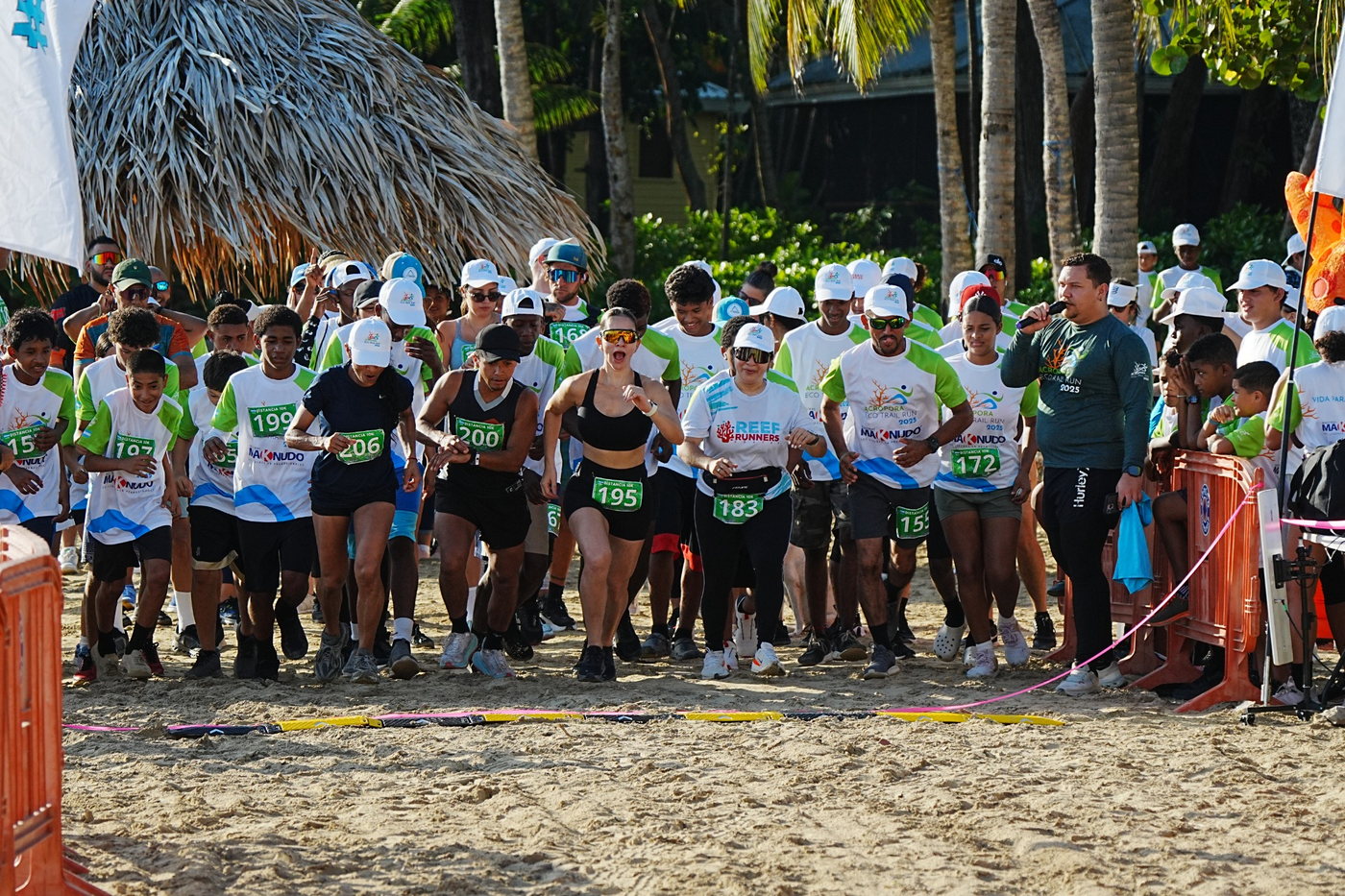 Runners at the Acropora Eco Trail Run in Roatán