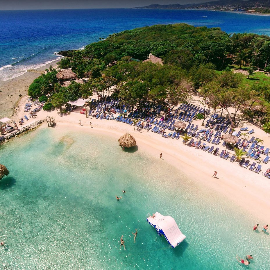 Common areas and views at Clarion Suites Roatan